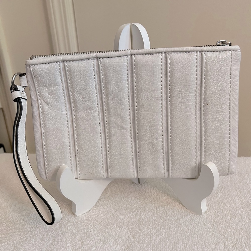 EUC Simply Vera Vera Wang White Wristlet